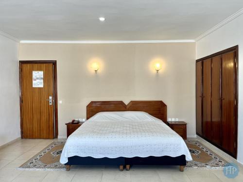 Ένα ή περισσότερα κρεβάτια σε δωμάτιο στο Hôtel Plaisance