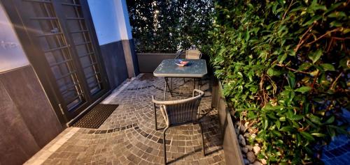 un tavolo e una sedia seduti su un patio di Ercolano Luxury Suite a Ercolano