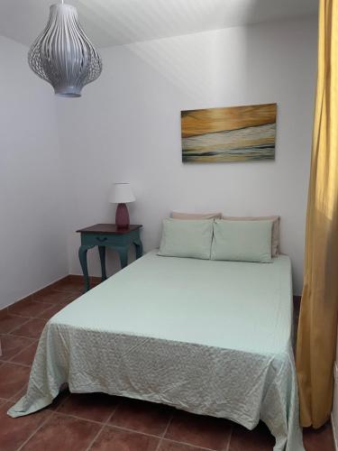 プラヤ・ブランカにあるVilla Rubicon Playaのベッドルーム(白いベッド1台、テーブル付)
