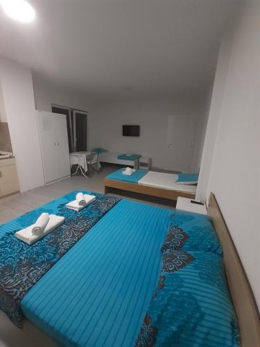 ein großes Schlafzimmer mit 2 Betten und blauer Bettwäsche in der Unterkunft Villa Sofijana in Ohrid