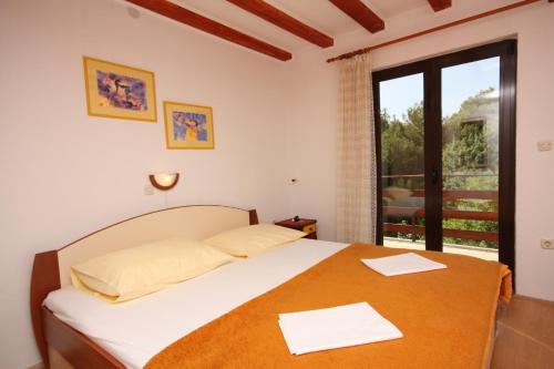 Postel nebo postele na pokoji v ubytování Apartments and rooms by the sea Supetarska Draga - Gonar, Rab - 2002