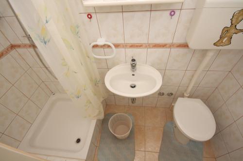 Koupelna v ubytování Apartment Supetarska Draga - Donja 2013b