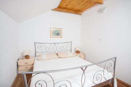 Postel nebo postele na pokoji v ubytování Family friendly apartments with a swimming pool Cove Osibova, Brac - 2172