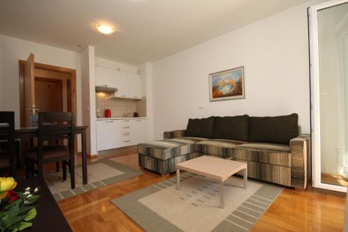 Apartments with a parking space Makarska - 3751