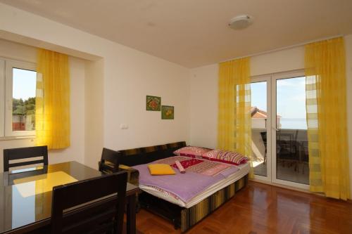 Apartments with a parking space Makarska - 3751