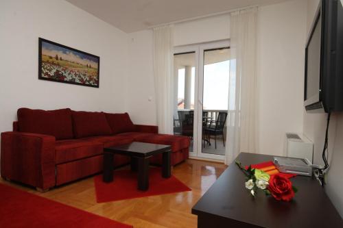 Apartments with a parking space Makarska - 3751
