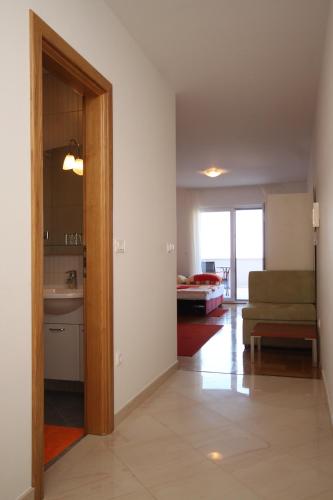 Apartments with a parking space Makarska - 3751