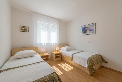 Posteľ alebo postele v izbe v ubytovaní Apartments with parking spaces Mastrinka, Ciovo - 2050