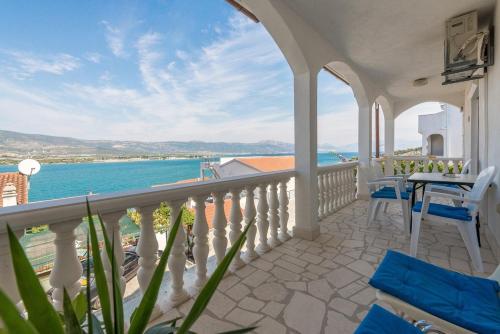 Apartments with parking space Mastrinka, Ciovo - 2050