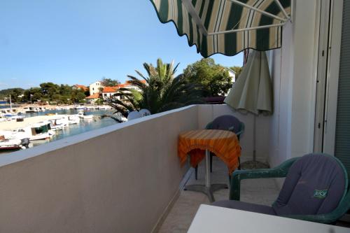 Μπαλκόνι ή βεράντα στο Apartments by the sea Preko, Ugljan - 3489