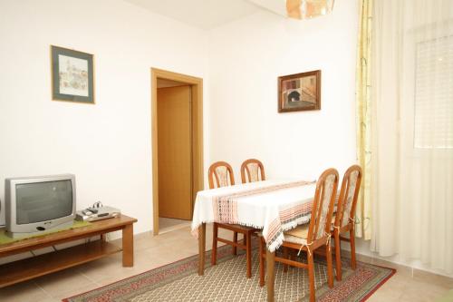 Μια τηλεόραση ή/και κέντρο ψυχαγωγίας στο Apartments by the sea Preko, Ugljan - 3489