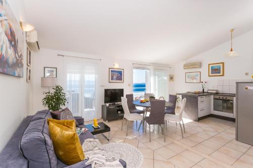 Seaside apartments with a swimming pool Rastici, Ciovo - 1084