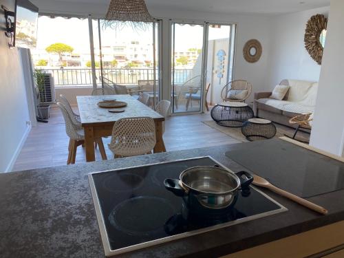 une cuisine avec un évier et un comptoir. dans l'établissement Marina appartement sur l’eau, au Grau-du-Roi