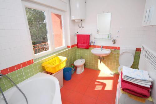 y baño con lavamanos, aseo y lavamanos. en Family friendly seaside apartments Slatine, Ciovo - 1096 en Slatine