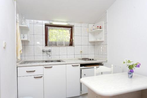 Kuchyň nebo kuchyňský kout v ubytování Apartments with a parking space Okrug Gornji, Ciovo - 1107
