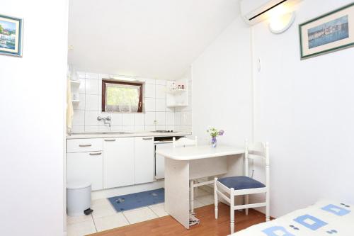 Kuchyň nebo kuchyňský kout v ubytování Apartments with a parking space Okrug Gornji, Ciovo - 1107