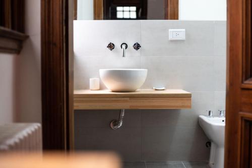 a bathroom with a bowl sink on a counter at Planta Alta BA in Buenos Aires