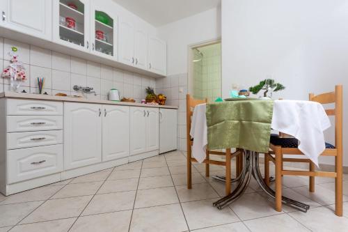 Apartments by the sea Mavarstica, Ciovo - 1108