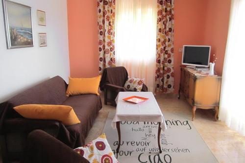 sala de estar con sofá y mesa en Apartments by the sea Mavarstica, Ciovo - 1120 en Trogir
