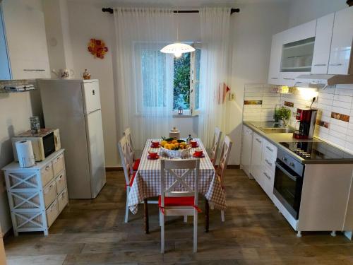 una cocina con una mesa con un bol de fruta. en Apartments by the sea Mavarstica, Ciovo - 1120 en Trogir