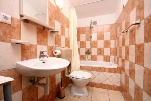 Apartments with a parking space Mali Losinj (Losinj) - 2198