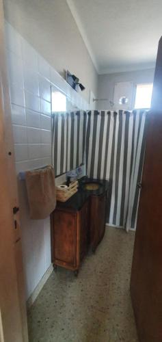 a bathroom with a black and white striped wall at Azul Alvear Suites in Azul