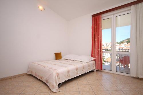 1 dormitorio con cama y ventana grande en Apartments with a parking space Hvar - 4004, en Hvar