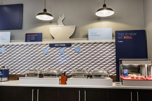 Cuisine ou kitchenette dans l'établissement Holiday Inn Express & Suites Edmonton N - St Albert by IHG