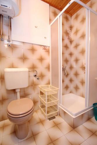 a bathroom with a toilet and a shower at Studio Mandre 3557a in Kolan