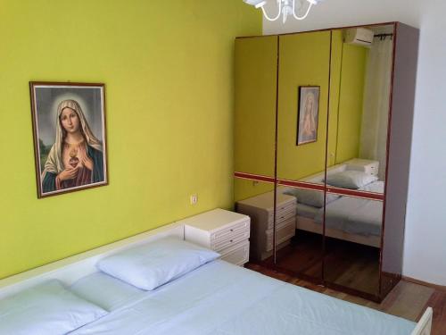 um quarto com uma cama e um quadro na parede em Apartment Zubovici 4125d em Zubovići