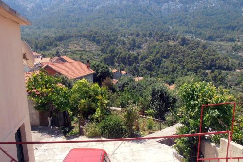 Pemandangan gunung umum atau pemandangan gunung yang diambil dari apartmen
