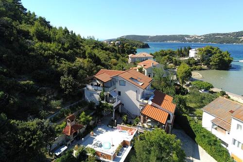 een luchtzicht op een huis op een heuvel naast het water bij Studio Supetarska Draga - Donja 2022b in Rab