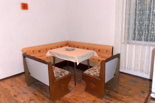 stół i krzesła w pokoju ze stołem, stołem i krzesłami w obiekcie Apartments with a parking space Vrisnik, Hvar - 4051 w mieście Jelsa