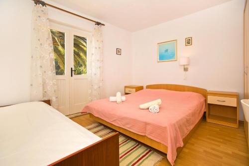 Postel nebo postele na pokoji v ubytování Apartment Tvrdni Dolac 4008c