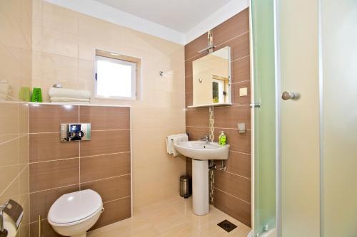 Koupelna v ubytování Apartment Tvrdni Dolac 4008c