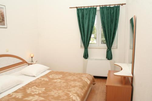 Apartments by the sea Primosten - 4169