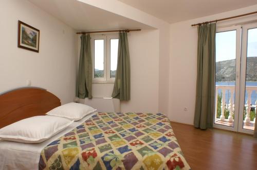 Postel nebo postele na pokoji v ubytování Apartments by the sea Primosten - 4169