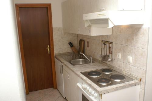 Kuchyň nebo kuchyňský kout v ubytování Apartments by the sea Primosten - 4169