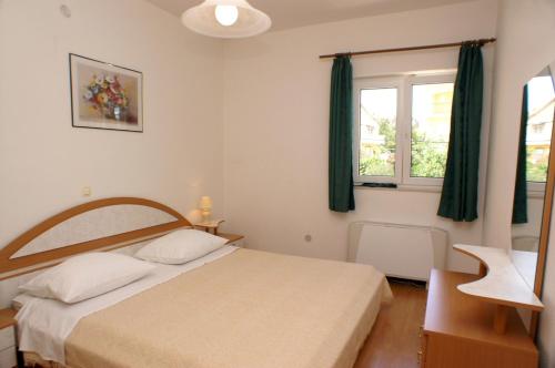 Apartments by the sea Primosten - 4177