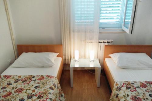 Posteľ alebo postele v izbe v ubytovaní Apartments with swimming pools Mavarstica, Ciovo - 2053