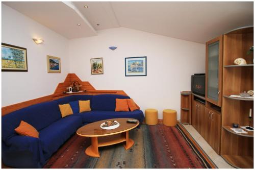 TV a/nebo společenská místnost v ubytování Apartments by the sea Rogoznica - 1089