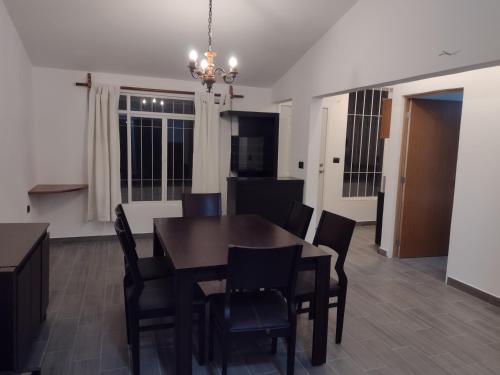 a dining room and kitchen with a table and chairs at Hermosos departamentos en el centro de Coatepec Veracruz in Coatepec