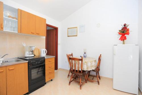 Apartments with parking space Slatine - Ciovo - 2030
