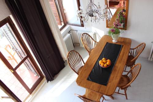- une table à manger avec un bol d'oranges dans l'établissement Apartments by the sea Seget Vranjica, Trogir - 2037, à Trogir