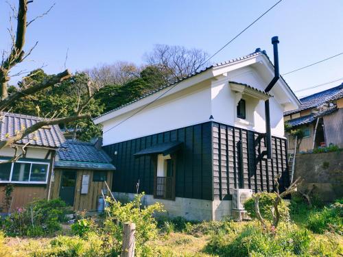 福井市にある越前ゲストハウスTAMADAの白黒の外観の家