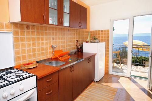 eine Küche mit Spüle und Herd in der Unterkunft Seaside house for families with children Cove Tvrdni Dolac, Hvar - 2057 in Gdinj
