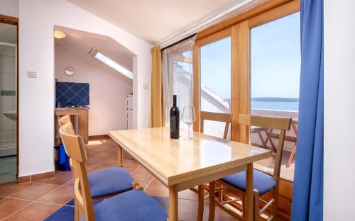uma sala de jantar com uma mesa e vista para o oceano em Studio Zavala 2061a em Zavala