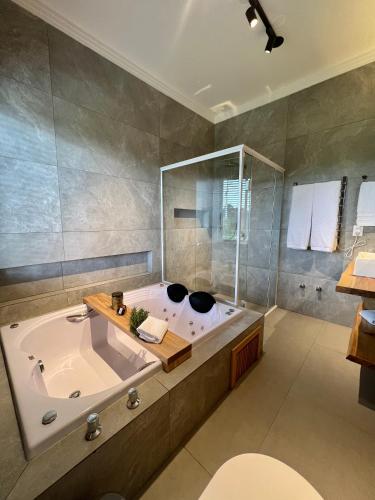 a large bathroom with a tub and a shower at Sion Vivendas da Serra in Urubici