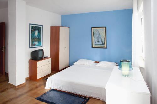 Posteľ alebo postele v izbe v ubytovaní Apartments by the sea Rastici, Ciovo - 2104