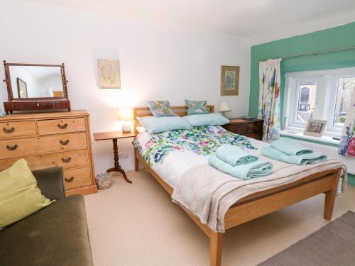 A bed or beds in a room at Ivy Cottage